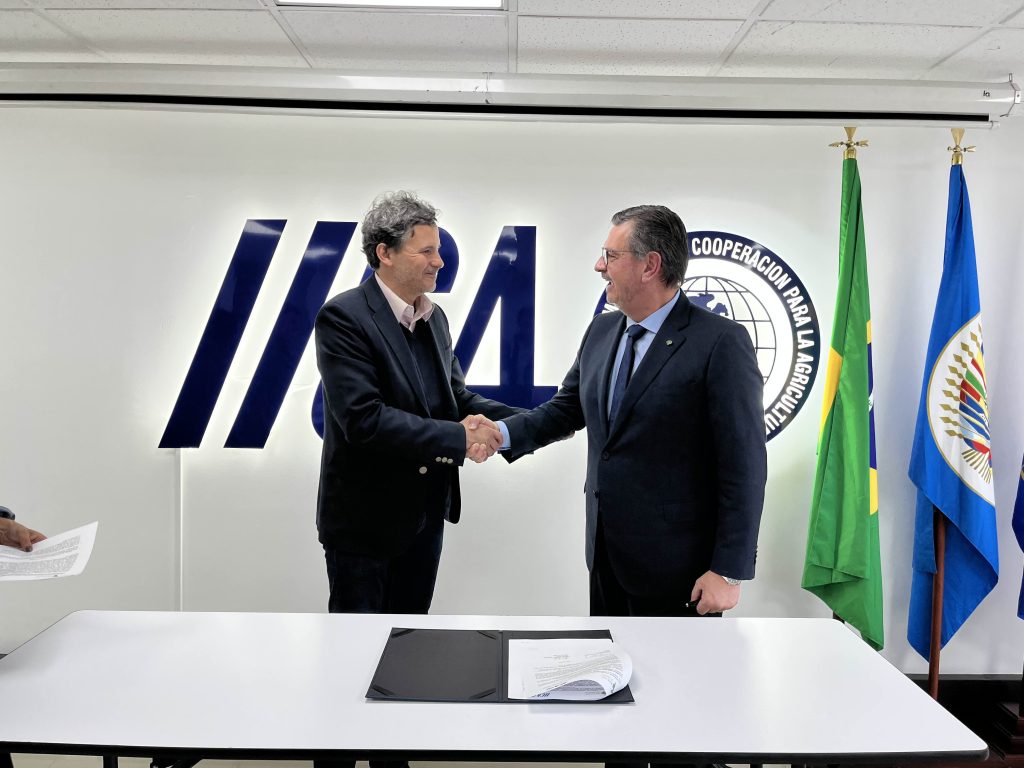 Rimisp y el IICA firman acuerdo para potenciar el sector agrícola en Colombia
